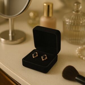 Vintage gold plated filigree design w/ back onyx centre. Lever back.